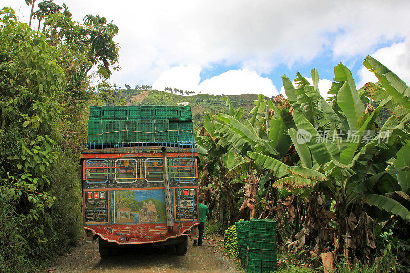 哥伦比亚安蒂奥基亚El Jardin附近，正在装载香蕉运输